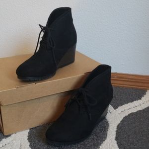 Black wedges